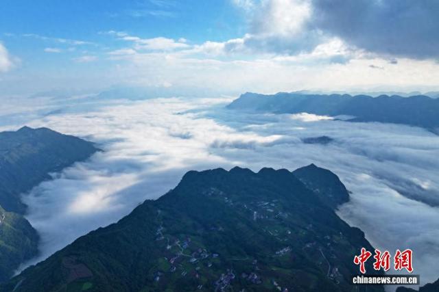 湖北巴东：云海映山峦 乡村入画屏