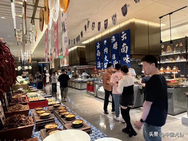 国庆假期光谷酒店连日满房，步行街日均客流超50万