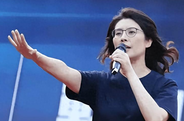 杀鸡儆猴奏效！沈伯洋成了通缉犯，郑丽文立马改口，高呼一个中国