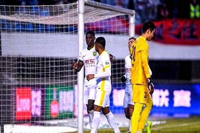 错怪中超裁判！国安点球重罚事出有因，亚泰违规在先，VAR立功了