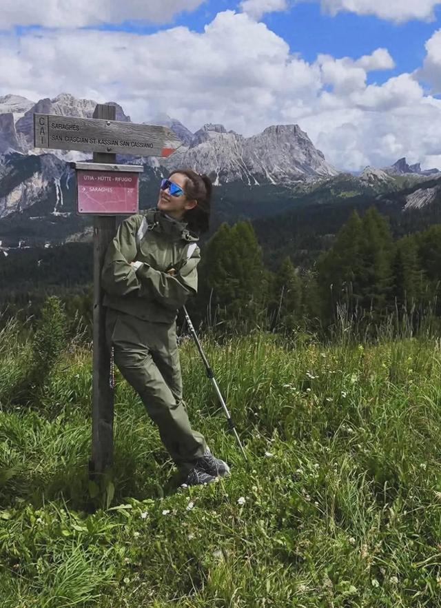 章泽天去意大利徒步登山，她扎高马尾很年轻，坐山顶看风景很惬意