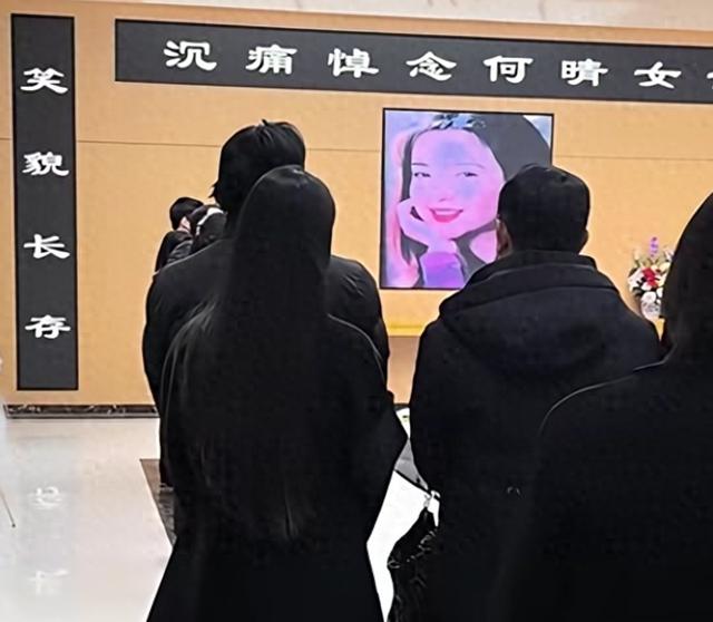 演都不演了！何晴葬礼结束不到24小时，恶心事情发生，还不止一件