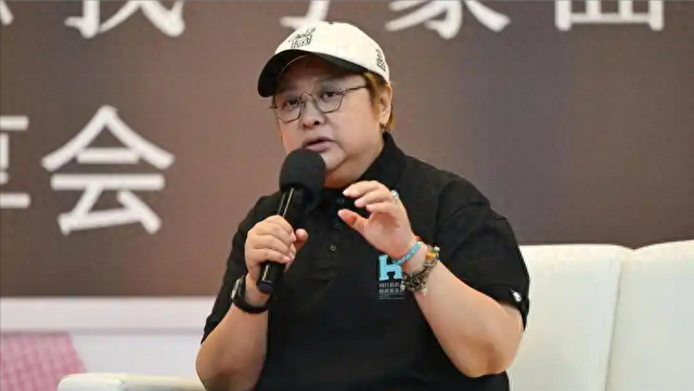 贪污上亿、假慈善？被实名举报的韩红，如今连坐椅子都成了“错”