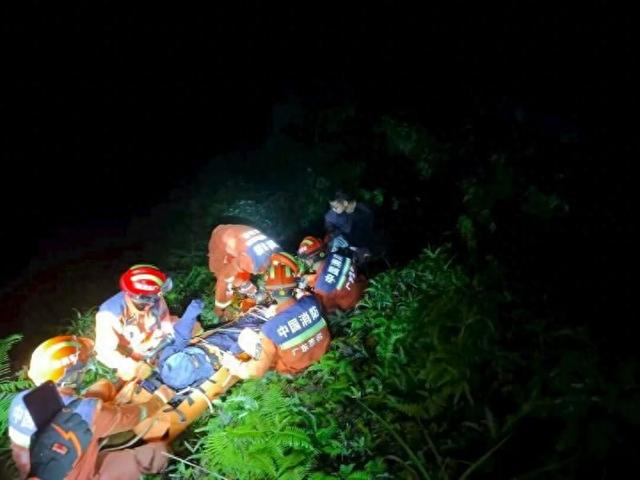 两游客徒步登山深夜被困1500多米山顶 广东茂名消防紧急救援
