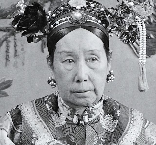 慈禧出洋相：第一次见电灯时喊出了两个字，如今成了人们的常用词