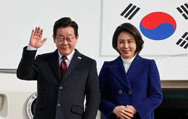 吃完酒席，李在明启程离京	，临走前对华改口，一个时代告终，高市忽喊话中国