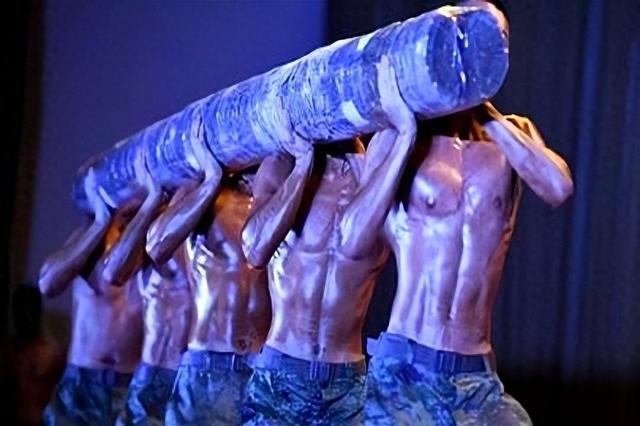18图 看兵哥哥炫肌肉！