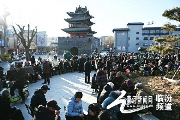 隰县：鼓楼文化广场成银龄人冬日乐园