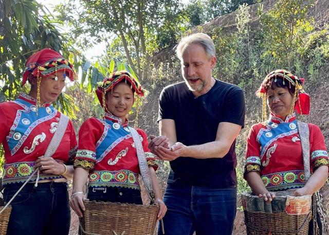 中国又一城市被“挤爆”，37万外国朋友赖着不走，目的却不是旅游？