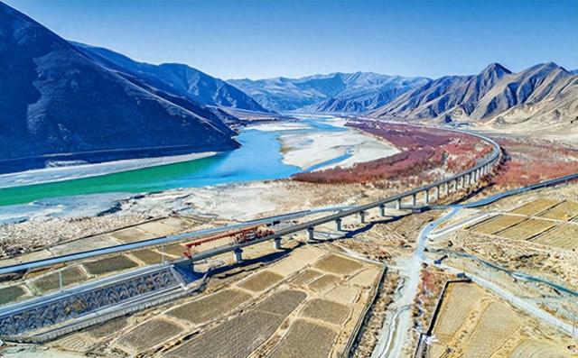 墨脱公路：破“孤岛”历史 与世界相拥