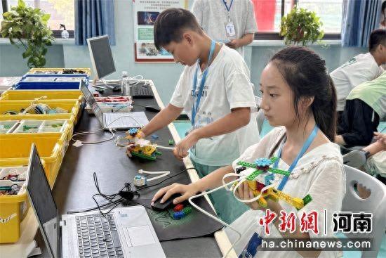 河南襄城举办首届青少年仿生人工智能大赛