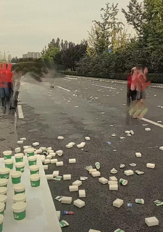 山西太原马拉松部分路段遍地垃圾，回应：4万多人参加现场有收集点，比赛完将马上清理