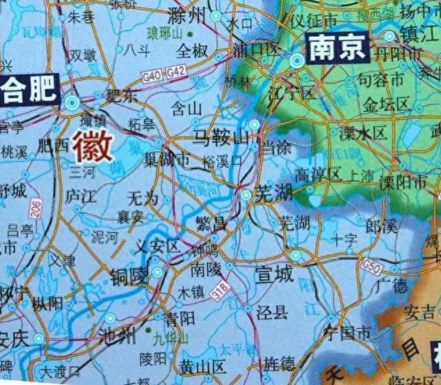 安徽宣城泾县有桃花潭景区，当地土菜红烧小河鱼有名