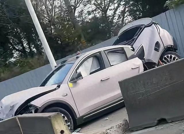 车碎人无恙的奇迹：蔚来EC6极端事故背后的安全双面性