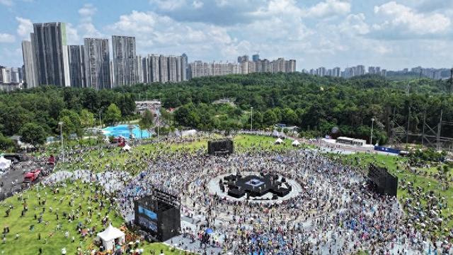 贵阳观山湖上演盛夏民族狂欢 水舞交融点燃夏日激情