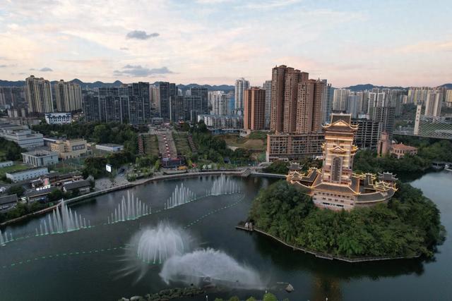毕节：夜色染靓生态园