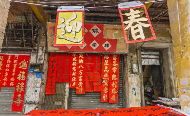 千古妙联，乾隆出上联：鼠无大小皆称老，太监对出下联免除了死罪