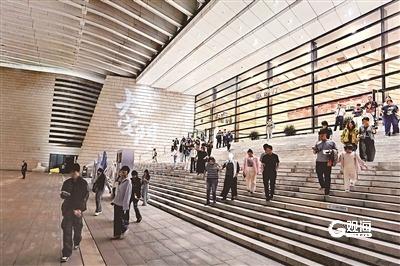 青岛假期演出：处处都是“观众席”，多元供给满足市民游客需求