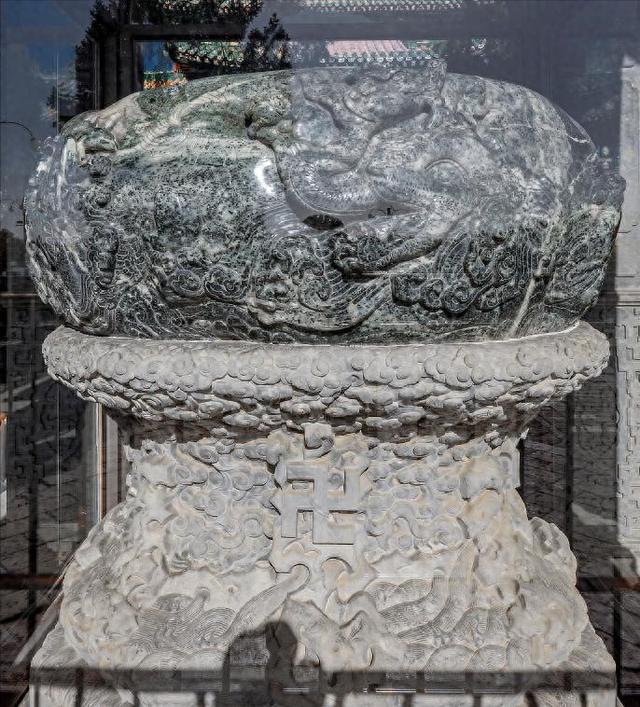 憋屈的国宝：用七千斤名玉打造，被当咸菜缸，装了三百年咸菜