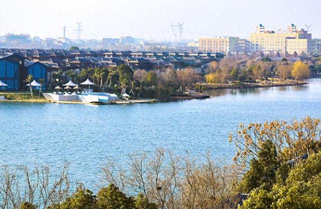 一湖碧水焕新生 “产水融合”释放生态红利