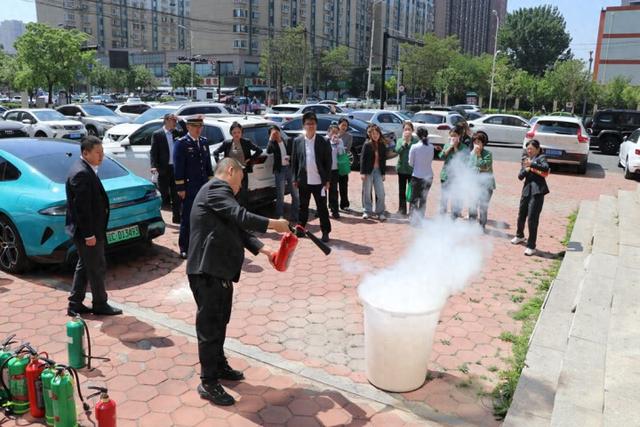 银行逃生攻略15（银行起火怎么办立山消防现场讲解防火和逃生）