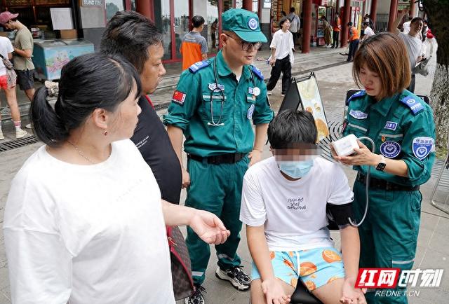 张家界千米高山游客突发不适 “旅游医生”专业施救转危为安