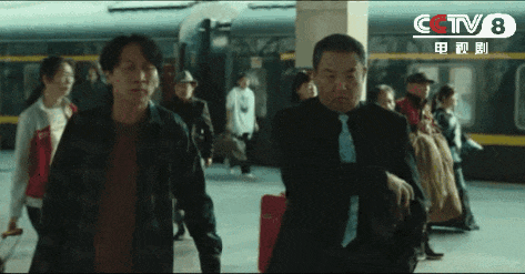 表面是演员，实际是“国际反恐专家”！这位著名老戏骨，隐藏好深