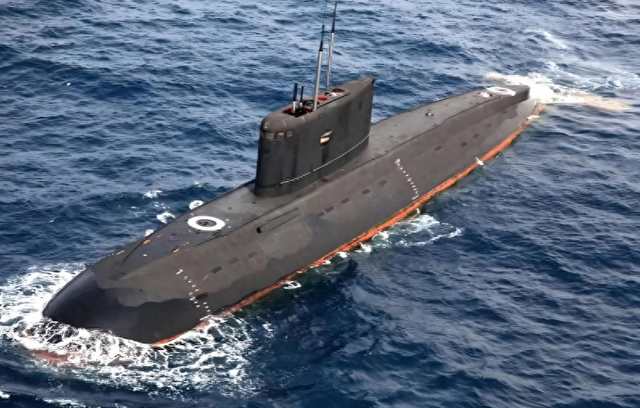 乌军创造历史：基洛级潜艇遭“一发入魂”，解放军才是高端玩家