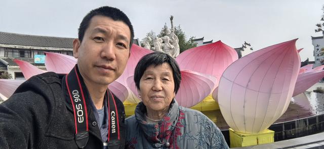 余生好好陪着妈妈，就像小时候妈妈陪着我一样……