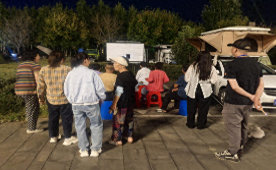 抚远市抚远镇临江社区微网格志愿服务点亮房车营地