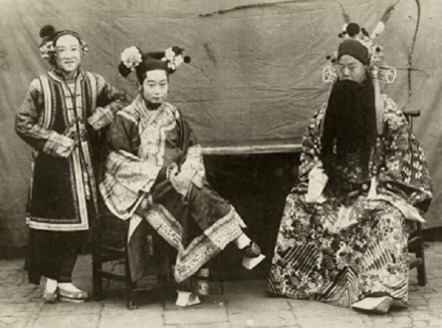 清末老照片：名妓果然是名妓，比后宫佳丽好看太多，富太太也追星