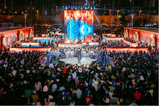 璀璨光影点亮冬日夜空，太原奥莱打造三晋首个千平光影迷宫——小雪节气浪漫飘雪，视听盛宴引爆冬季热潮