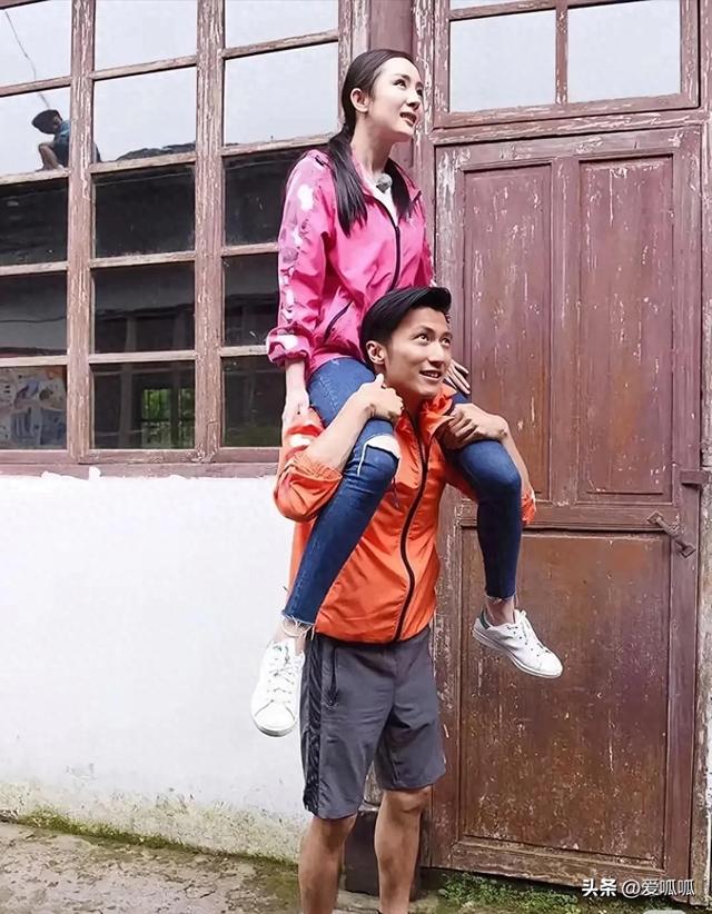 他俩当时拍照这张照片应该很开心，但现在谢霆锋是很想删掉的吧？