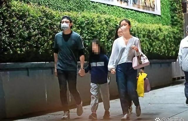 林心如一家三口同框太温馨了吧！霍建华看向闺女的眼神里全是宠溺