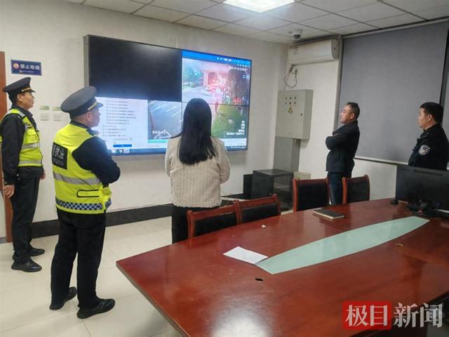 乘客手机遗失网约车，司机多次检查均未发现，民警执着排查终在座椅夹缝寻回