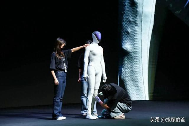 小鹏机器人拉链自证！人形机商业化爆发，这些股要盯紧