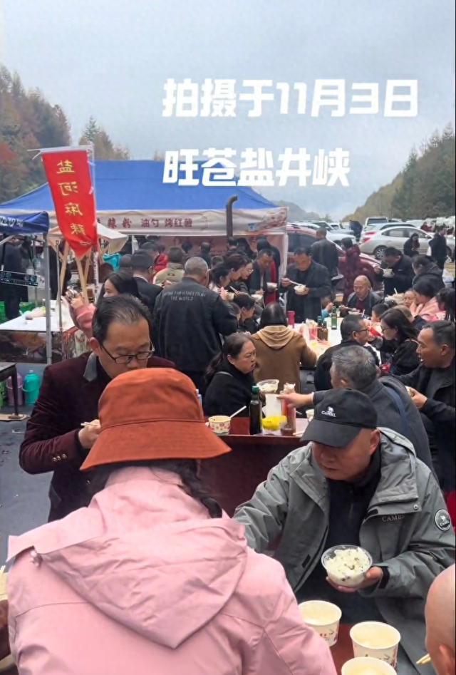 日均约2万人奔赴旺苍县红叶盛景