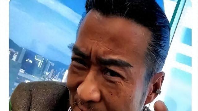 61岁港星内地工地开挖机，已被封杀多年，母亲仍住养老院8人间