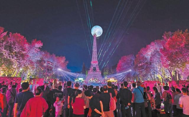 京彩灯会点亮假日夜空
