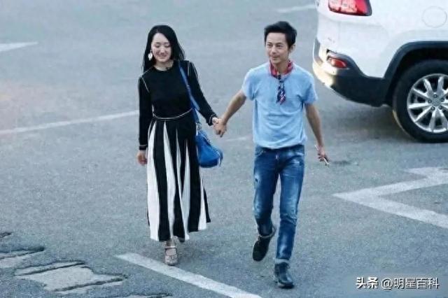 51岁的何炅，牵手54岁的杨钰莹，年过半百的俩人，画面温馨