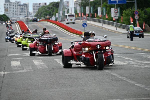 第四届中俄机车文化交流会启幕 300辆机车巡游黑河地标