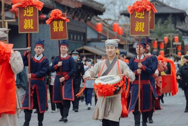 1亿年轻人集体“撤退”！旅游业火爆如常，为何景区却冷清成空城