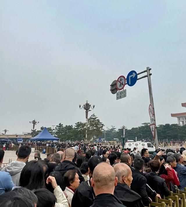 2025年10月17日，北京毛主席纪念堂发生的真实场景，排队太感人了