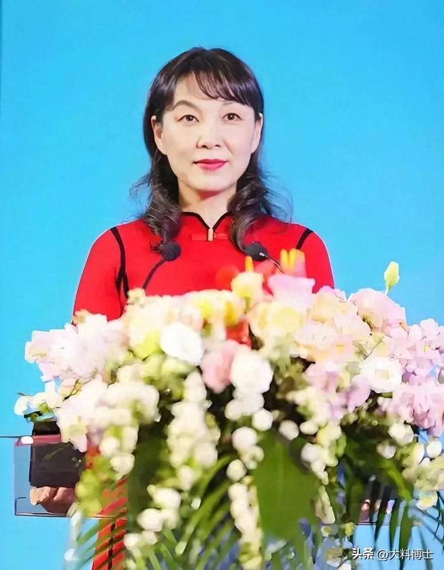 杜建英年轻时照片曝光，长得漂亮，学历又高，难怪被宗老相中！