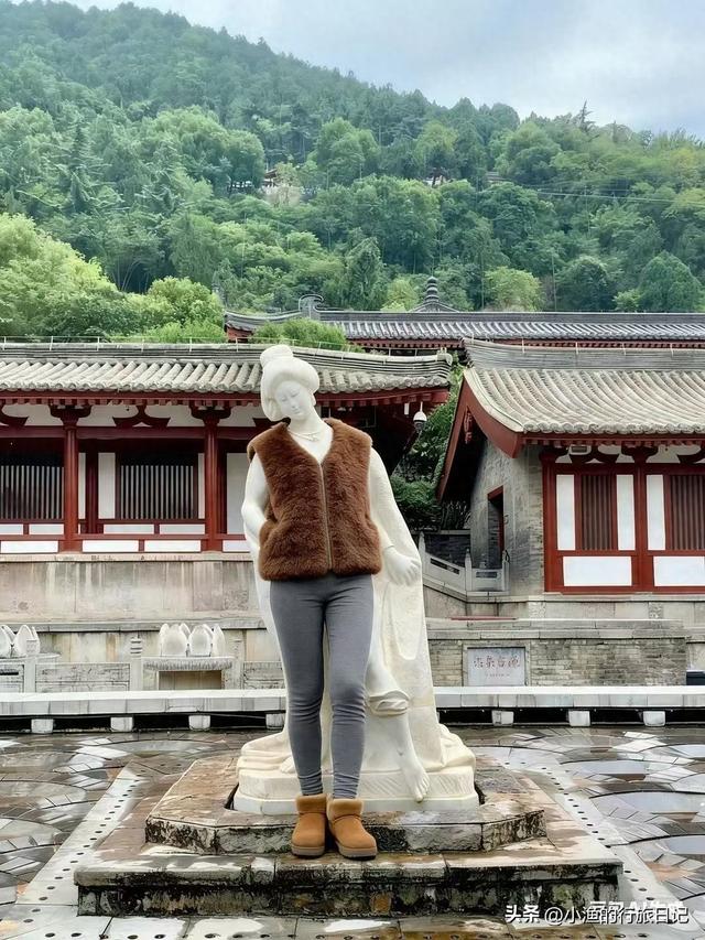 OK，西安华清池里的杨贵妃雕像“穿”上秋裤了！
