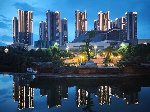 夜幕降临，富源玉顺湖流光溢彩，摇曳生姿