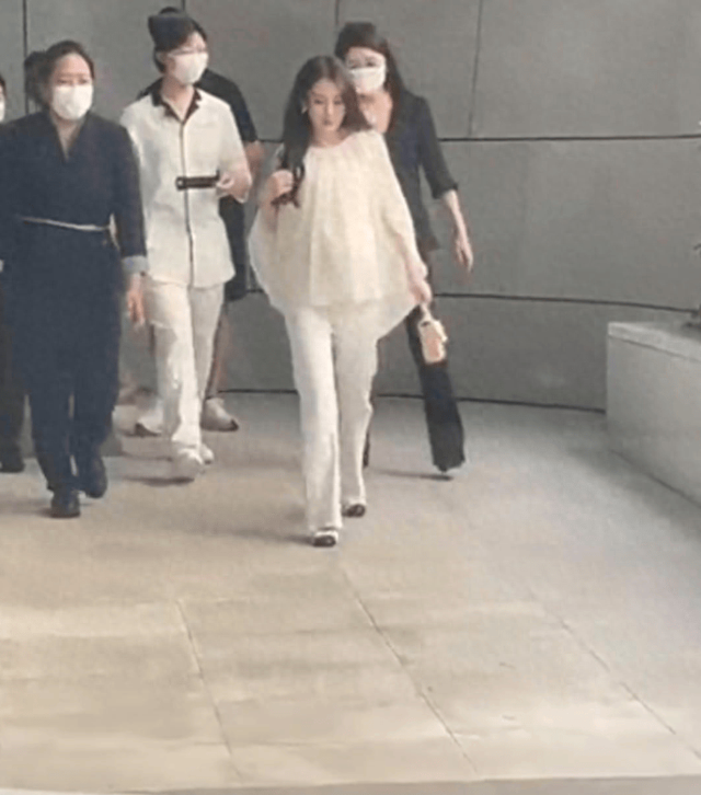 郭富城妻子现身月子中心，身后跟6个人，走路大摇大摆看着好神气