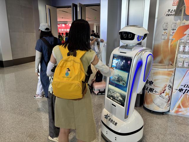 机器人上岗！“智愿者”为观众提供展会服务