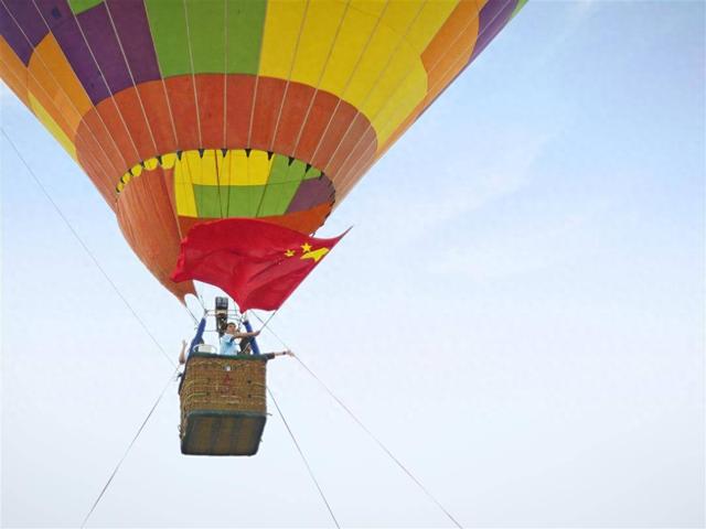热气球上飘扬“中国红” 荆门低空游火爆