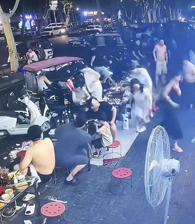 河南一女子街边吃夜市“被楼上泼一头辣椒油” 当地派出所：不管泼的是啥东西，也算是高空抛物